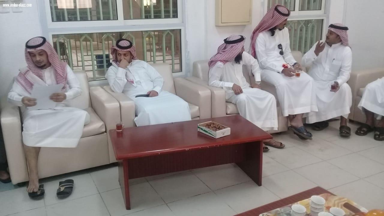 قائد متوسطة العيدابي الاولى  الاحمدي  يستقبل المعلمين مرحبا بهم ومؤكدا على حضور الدورات المنعقدة هذالاسبوع