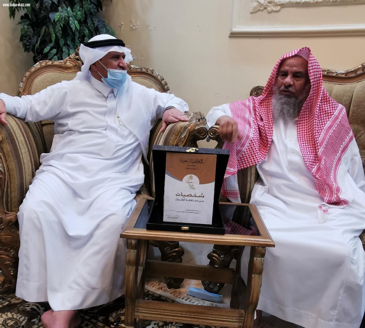 مؤلف كتاب شخصيات من محافظة الطوال يهدي كتابه لرئيس محكمة الاستئناف بمنطقة جازان سابقاً 
