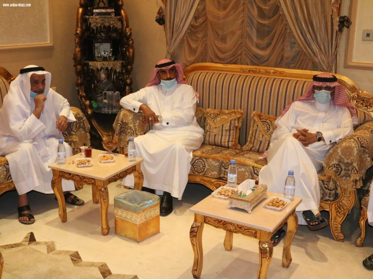 رئيس وأعضاء جميعة المتقاعدين بجازان في زيارة للدكتور عبدالرحمن ناشب للإطمئنان على صحته