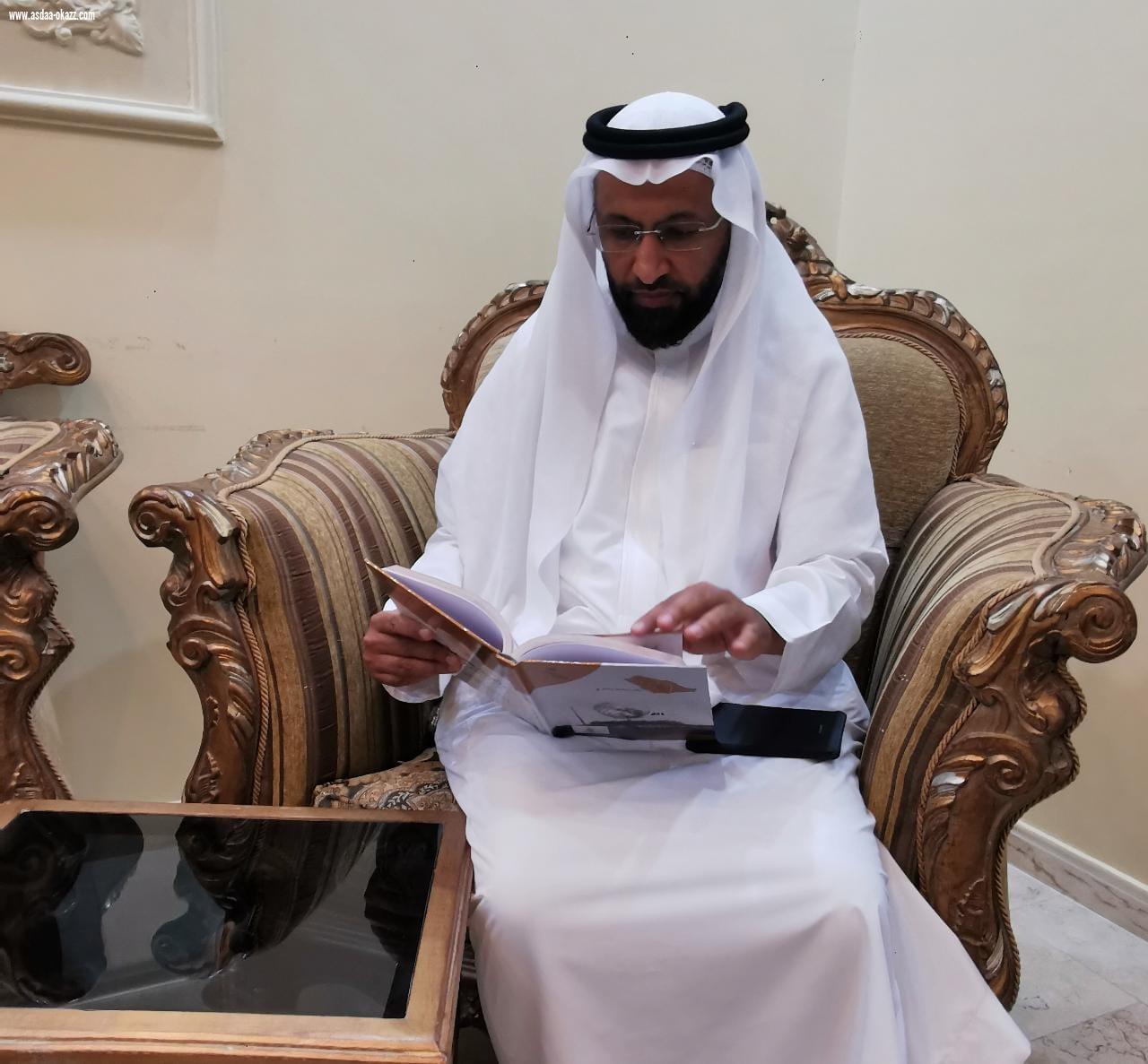 مؤلف كتاب شخصيات من محافظة الطوال يهدي كتابه لرئيس محكمة الاستئناف بمنطقة جازان سابقاً 