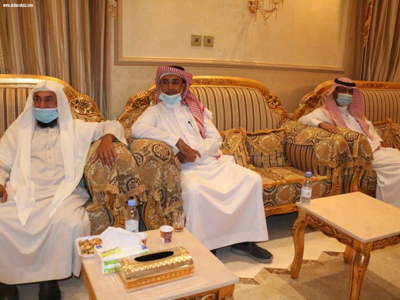 رئيس وأعضاء جميعة المتقاعدين بجازان في زيارة للدكتور عبدالرحمن ناشب للإطمئنان على صحته