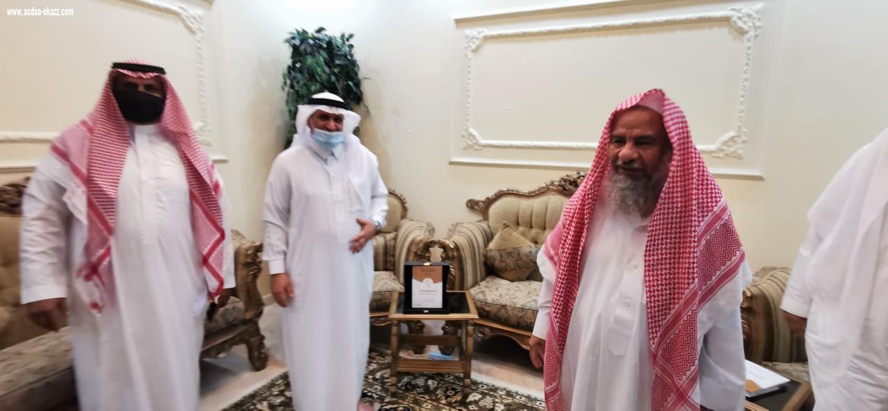 مؤلف كتاب شخصيات من محافظة الطوال يهدي كتابه لرئيس محكمة الاستئناف بمنطقة جازان سابقاً 