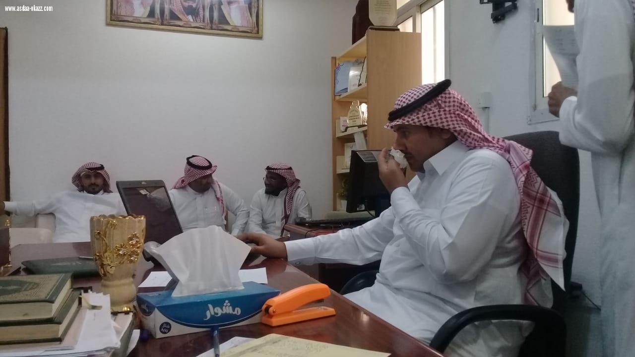 قائد متوسطة العيدابي الاولى  الاحمدي  يستقبل المعلمين مرحبا بهم ومؤكدا على حضور الدورات المنعقدة هذالاسبوع