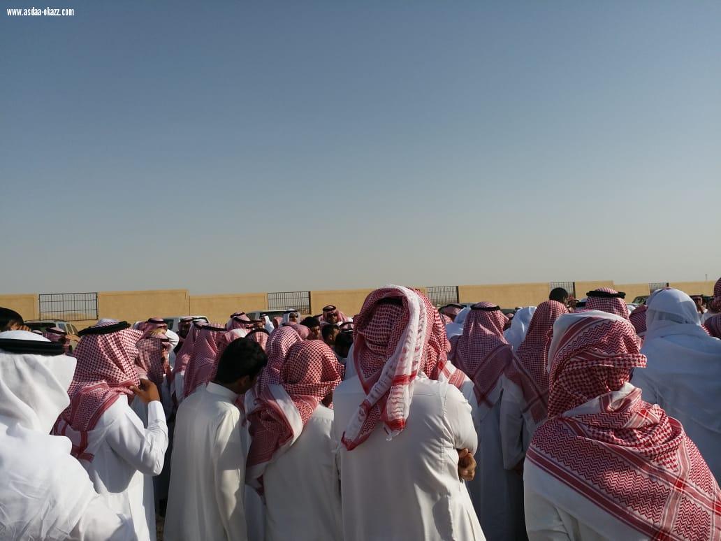 مئات المصلين في وداع الزميل فهد الفهيد