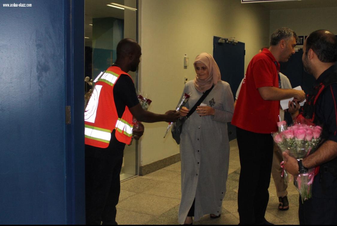 هيئة الهلال الأحمر السعودي تودع حجاج بيت الله بالورود في مطار الملك عبدالعزيز بجدة