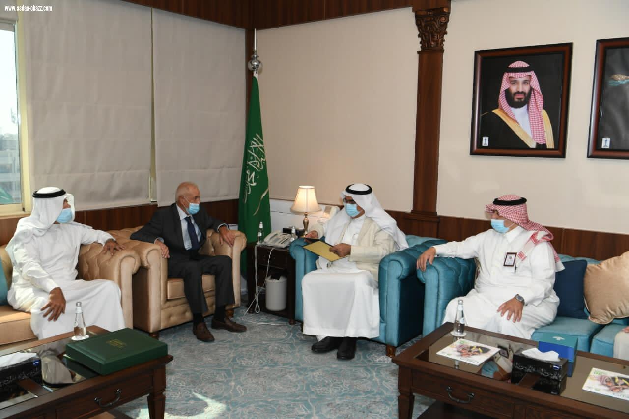 أمين الشرقية يكرم مقيم بريطاني نظير جهوده في نظافة الشواطئ