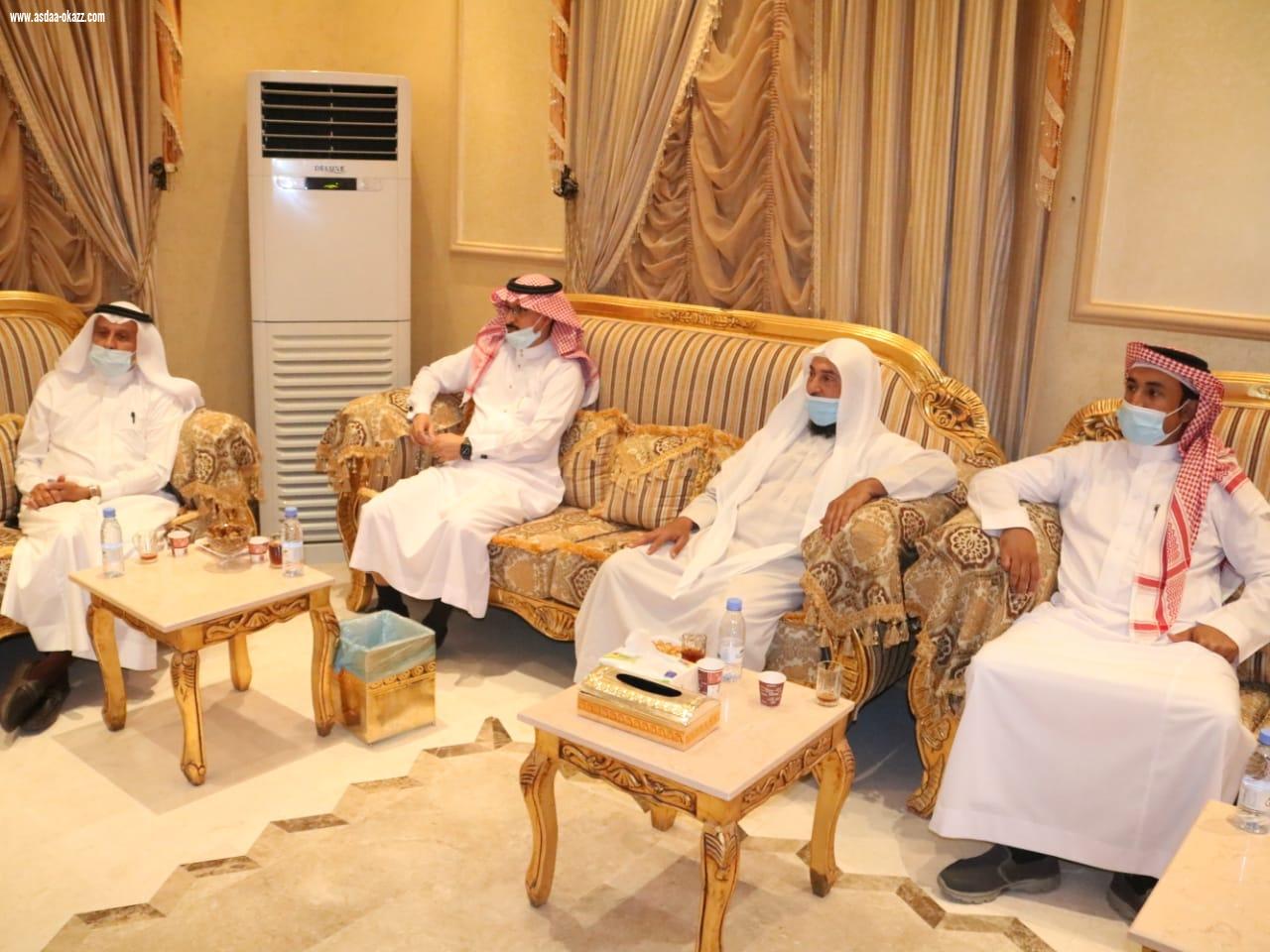 رئيس وأعضاء جميعة المتقاعدين بجازان في زيارة للدكتور عبدالرحمن ناشب للإطمئنان على صحته