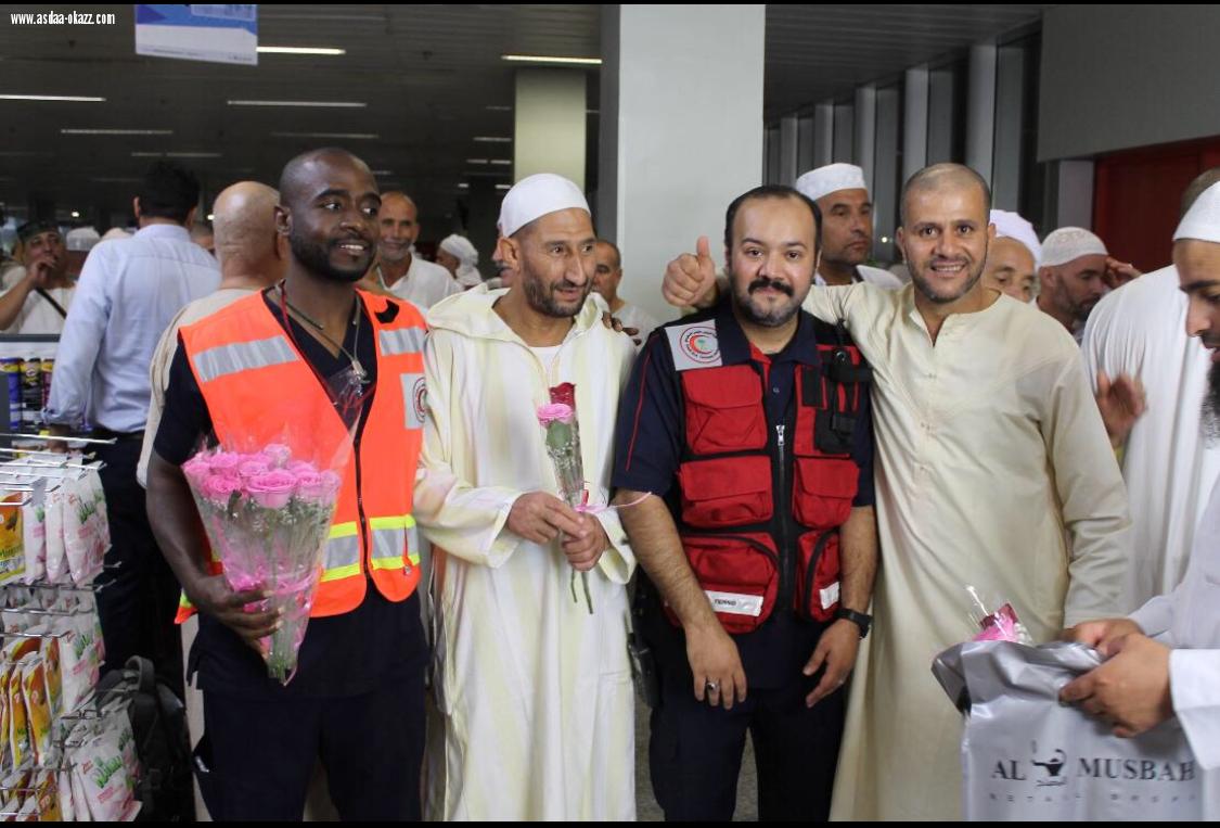 هيئة الهلال الأحمر السعودي تودع حجاج بيت الله بالورود في مطار الملك عبدالعزيز بجدة