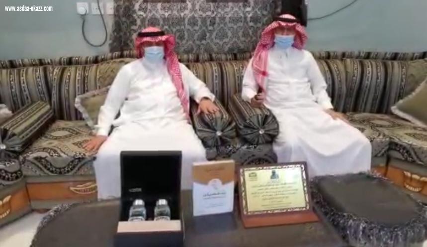 صاحب كتاب  شخصيات من محافظة الطوال  يهدي النسخة الأولى من كتابه لرئيس المجلس البلدي بالمحافظة