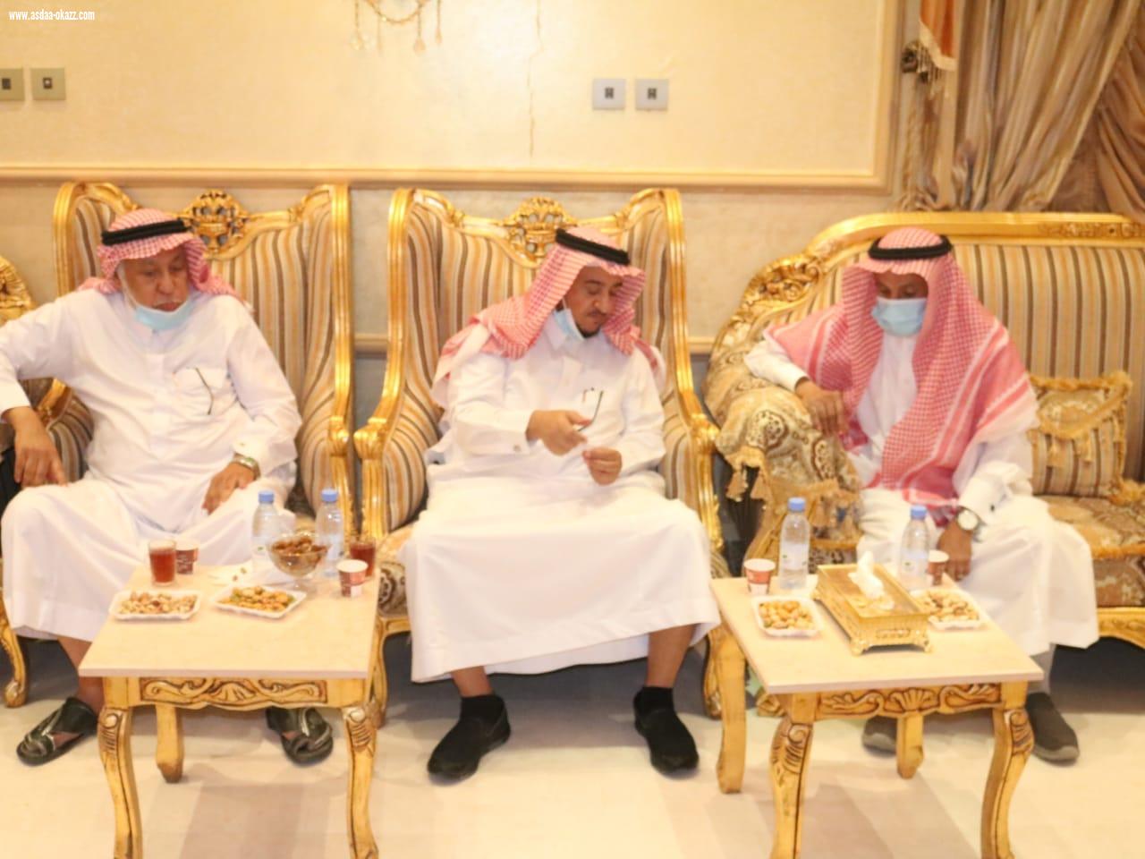 رئيس وأعضاء جميعة المتقاعدين بجازان في زيارة للدكتور عبدالرحمن ناشب للإطمئنان على صحته