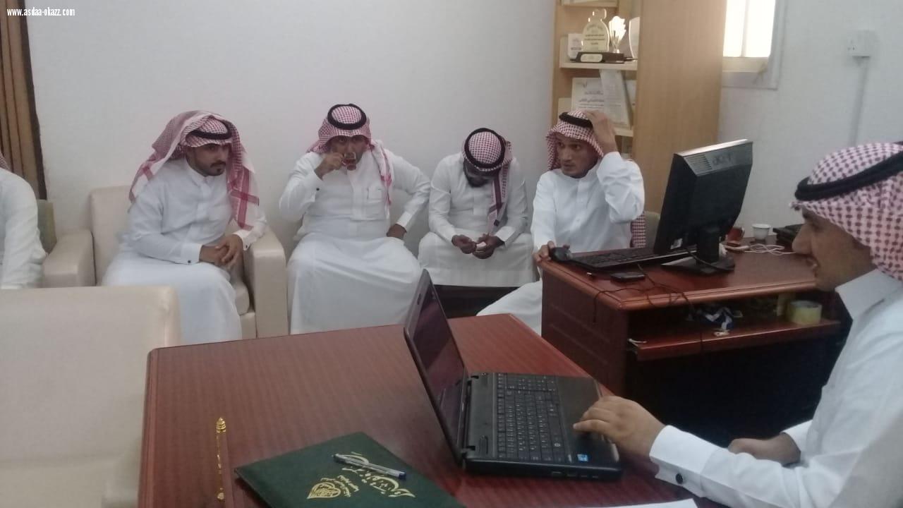 قائد متوسطة العيدابي الاولى  الاحمدي  يستقبل المعلمين مرحبا بهم ومؤكدا على حضور الدورات المنعقدة هذالاسبوع