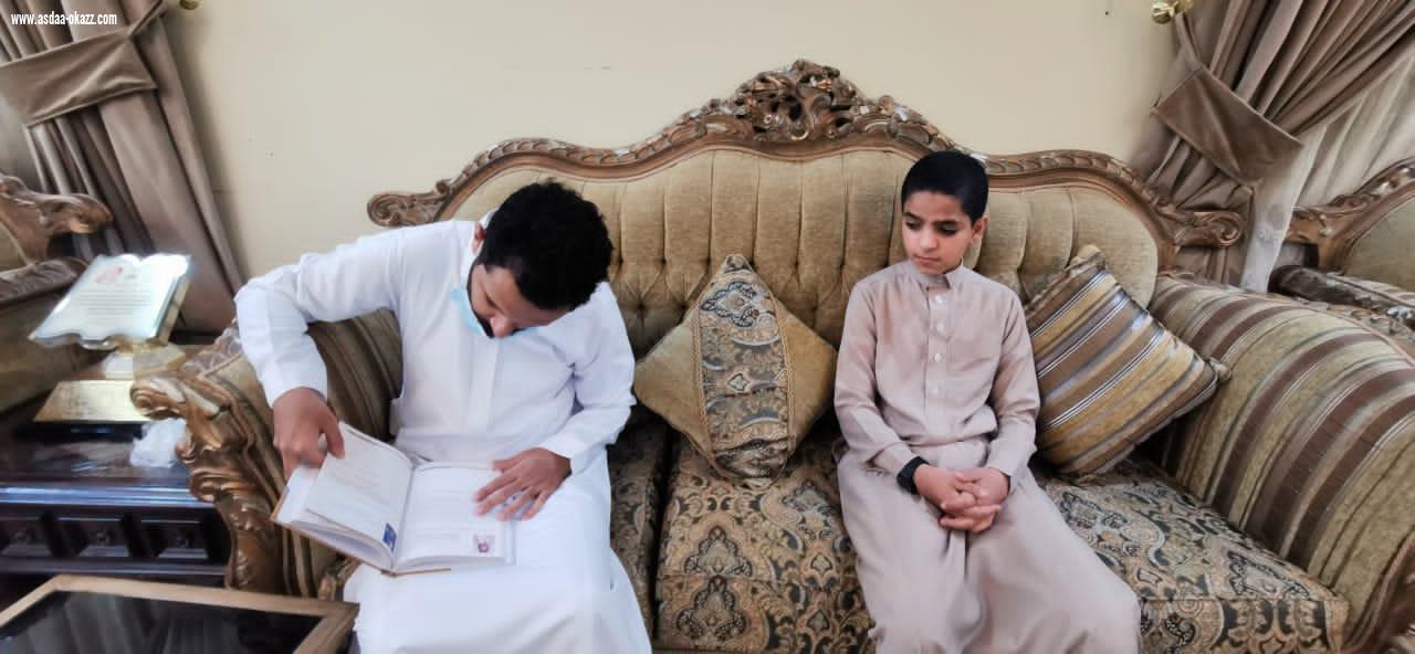 مؤلف كتاب شخصيات من محافظة الطوال يهدي كتابه لرئيس محكمة الاستئناف بمنطقة جازان سابقاً 