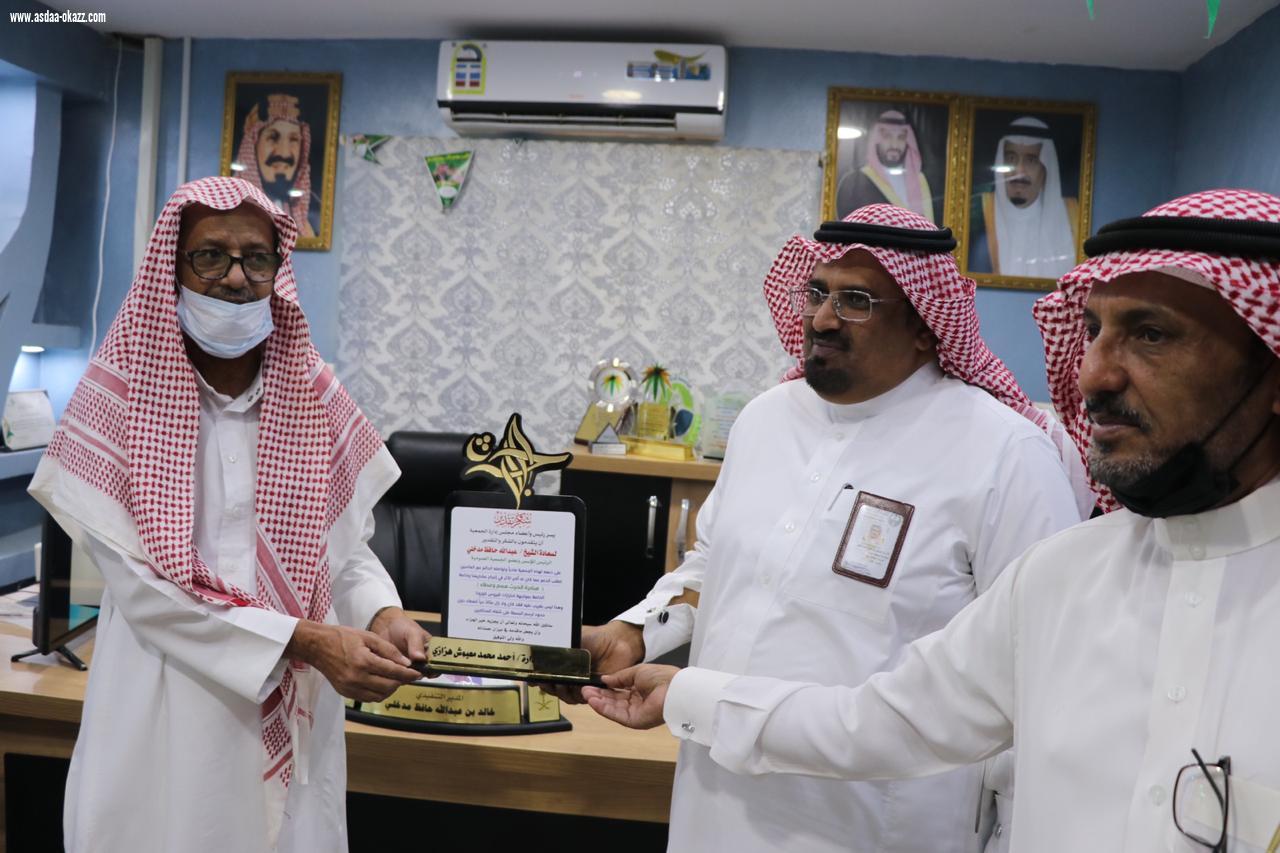 تكريم عبدالله مدخلي رئيس جمعية البر الخيرية بالحرث السابق