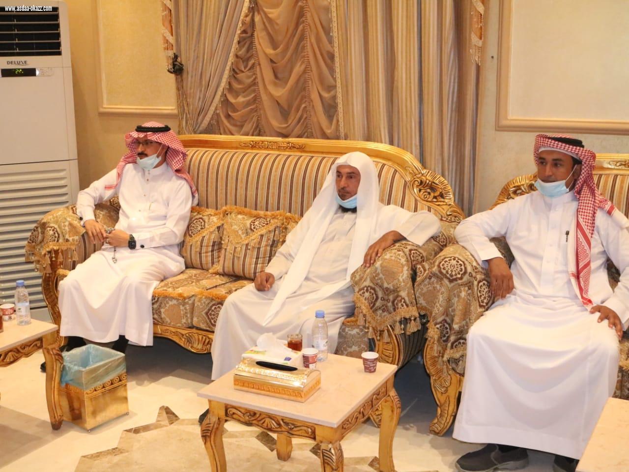 رئيس وأعضاء جميعة المتقاعدين بجازان في زيارة للدكتور عبدالرحمن ناشب للإطمئنان على صحته