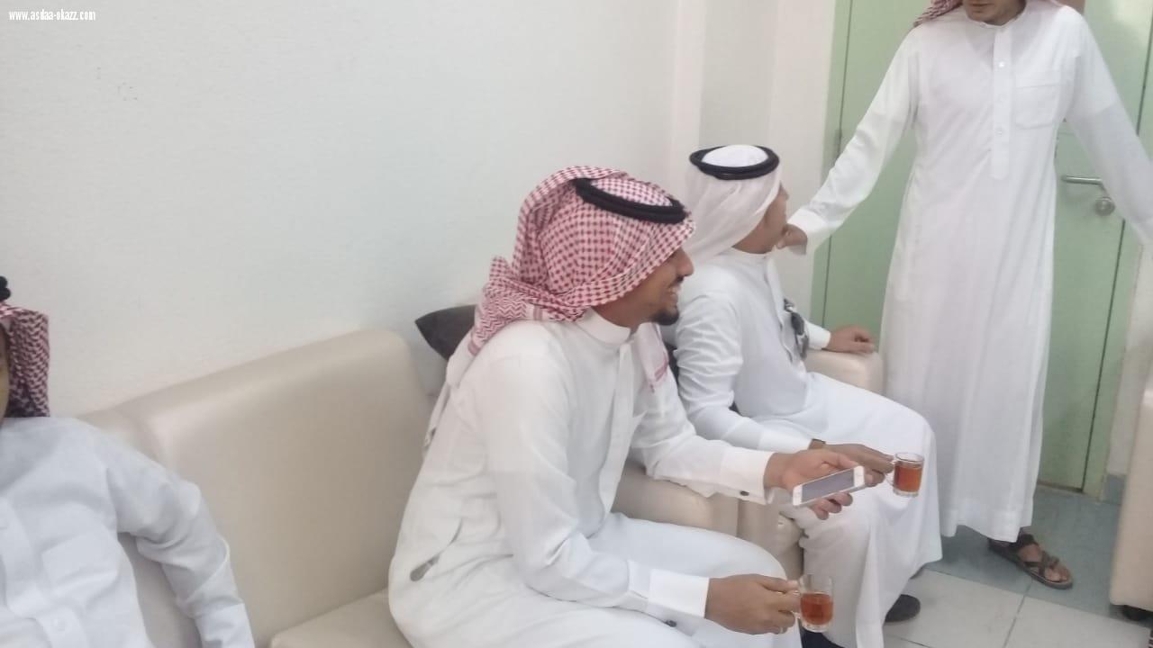 قائد متوسطة العيدابي الاولى  الاحمدي  يستقبل المعلمين مرحبا بهم ومؤكدا على حضور الدورات المنعقدة هذالاسبوع