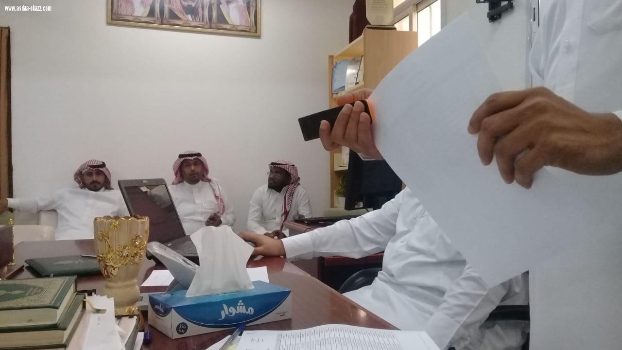 قائد متوسطة العيدابي الاولى  الاحمدي  يستقبل المعلمين مرحبا بهم ومؤكدا على حضور الدورات المنعقدة هذالاسبوع