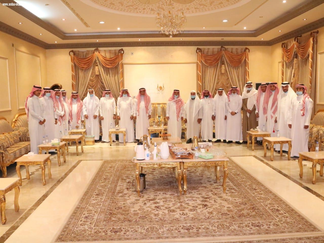 رئيس وأعضاء جميعة المتقاعدين بجازان في زيارة للدكتور عبدالرحمن ناشب للإطمئنان على صحته