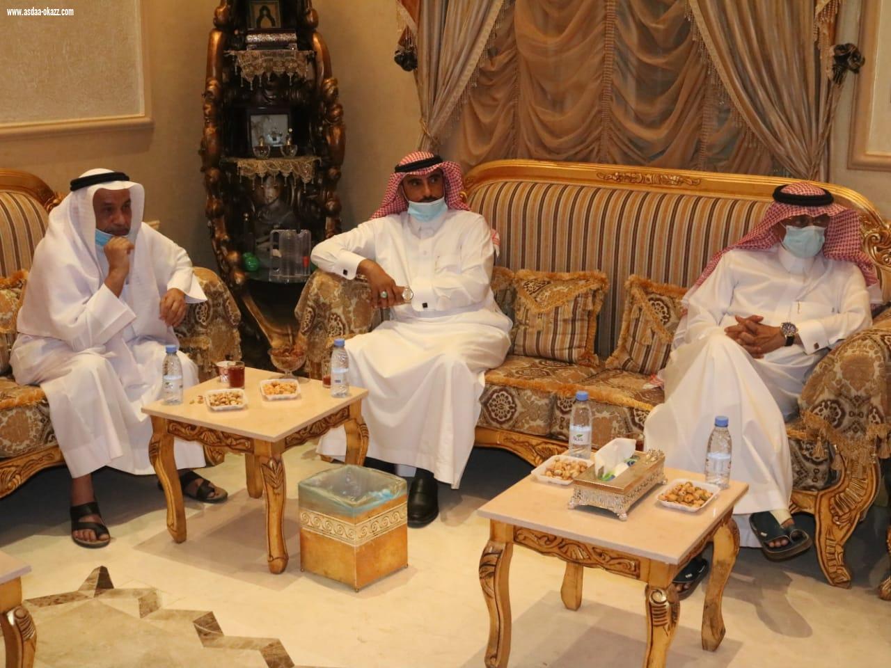 رئيس وأعضاء جميعة المتقاعدين بجازان في زيارة للدكتور عبدالرحمن ناشب للإطمئنان على صحته