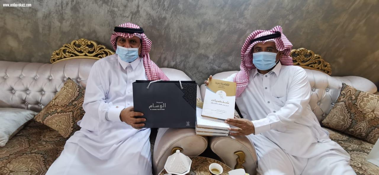 يحيى ناشب يهدي النسخه الأولى من كتابه شخصيات من محافظة الطوال للاستاذ مقبل بن راشد العصيمي