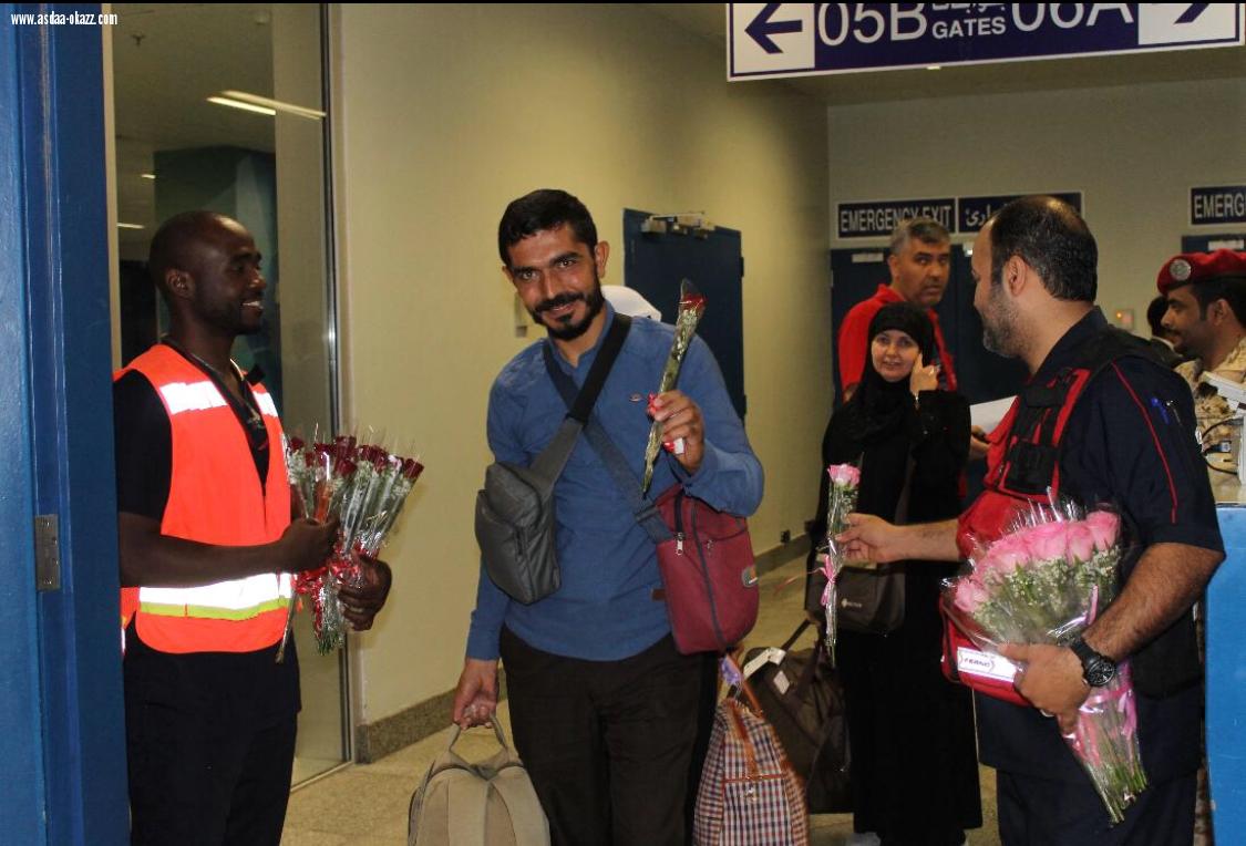 هيئة الهلال الأحمر السعودي تودع حجاج بيت الله بالورود في مطار الملك عبدالعزيز بجدة