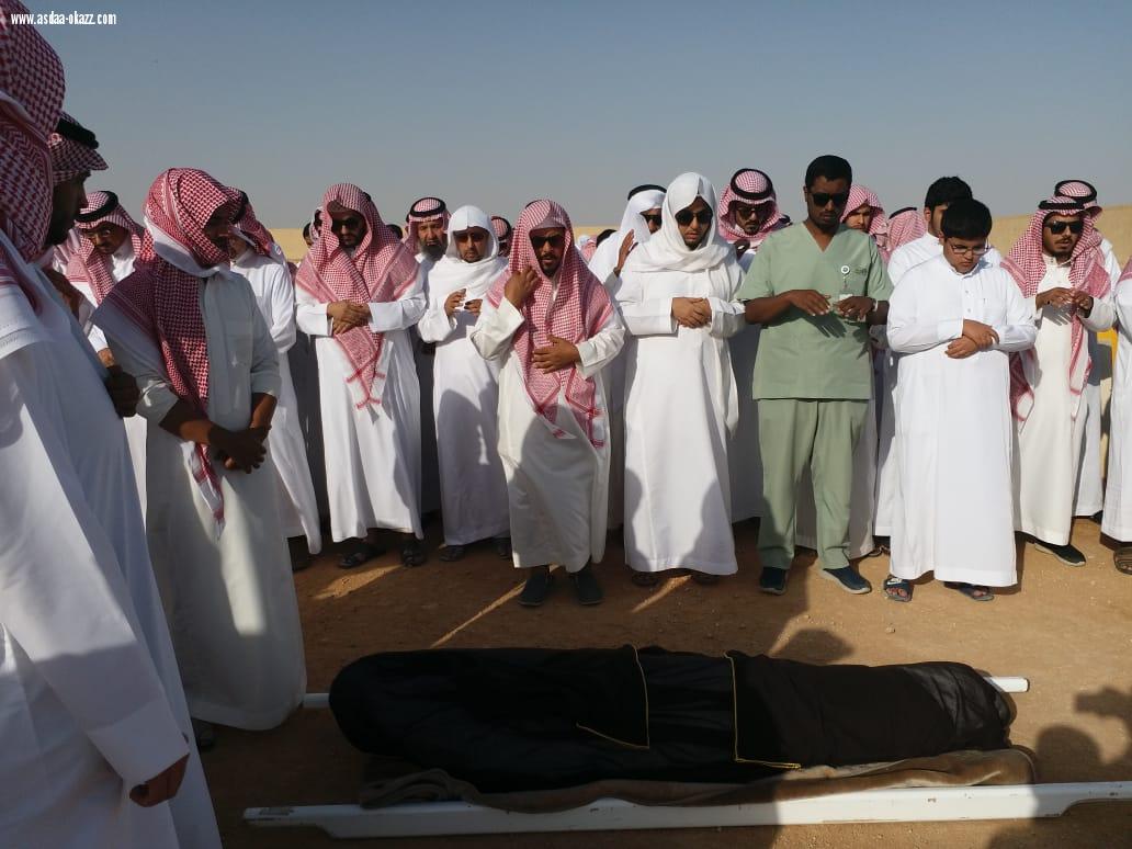 مئات المصلين في وداع الزميل فهد الفهيد