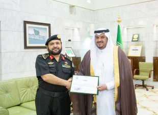 أميرالرياض بالنيابة يكرم عدداً من ضباط وأفراد شرطة منطقة الرياض لكشفهم قضايا أمنية مهمة