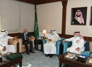 أمين الشرقية يكرم مقيم بريطاني نظير جهوده في نظافة الشواطئ