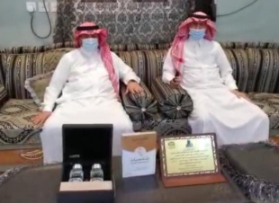 صاحب كتاب  شخصيات من محافظة الطوال  يهدي النسخة الأولى من كتابه لرئيس المجلس البلدي بالمحافظة