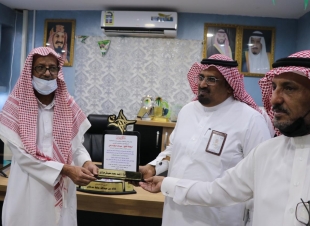 تكريم عبدالله مدخلي رئيس جمعية البر الخيرية بالحرث السابق