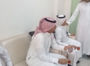 قائد متوسطة العيدابي الاولى  الاحمدي  يستقبل المعلمين مرحبا بهم ومؤكدا على حضور الدورات المنعقدة هذالاسبوع