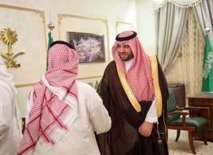 أمير منطقة الحدود الشمالية يستقبل رئيس شركة معادن وعد الشمال للفوسفات  يرافقه طلاب برنامج موهبة ابناء الشمال