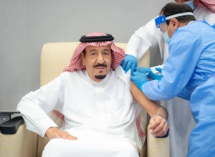 خادم الحرمين الشريفين يتلقي الجرعه الاولى من لقاح كرونا 